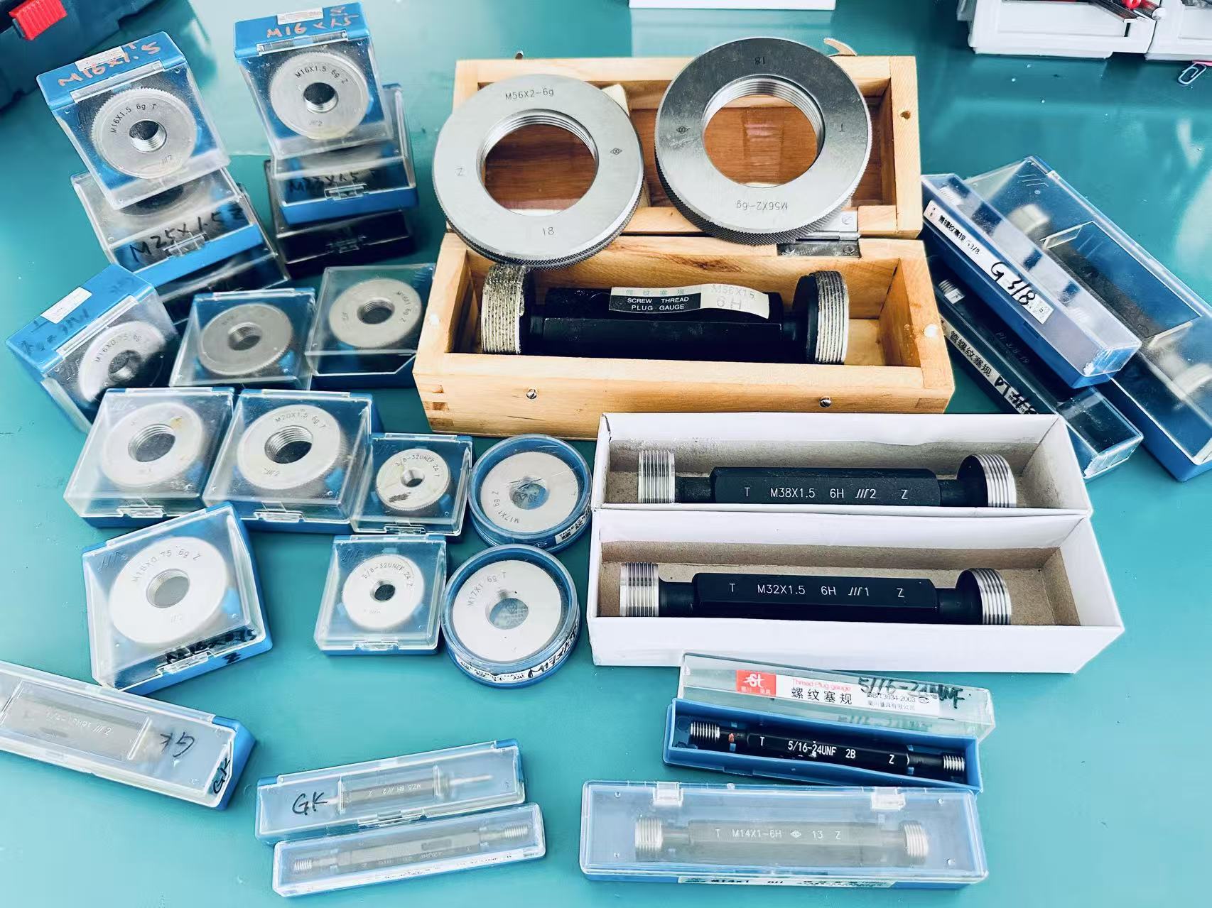 Thread inspection using thread gauge